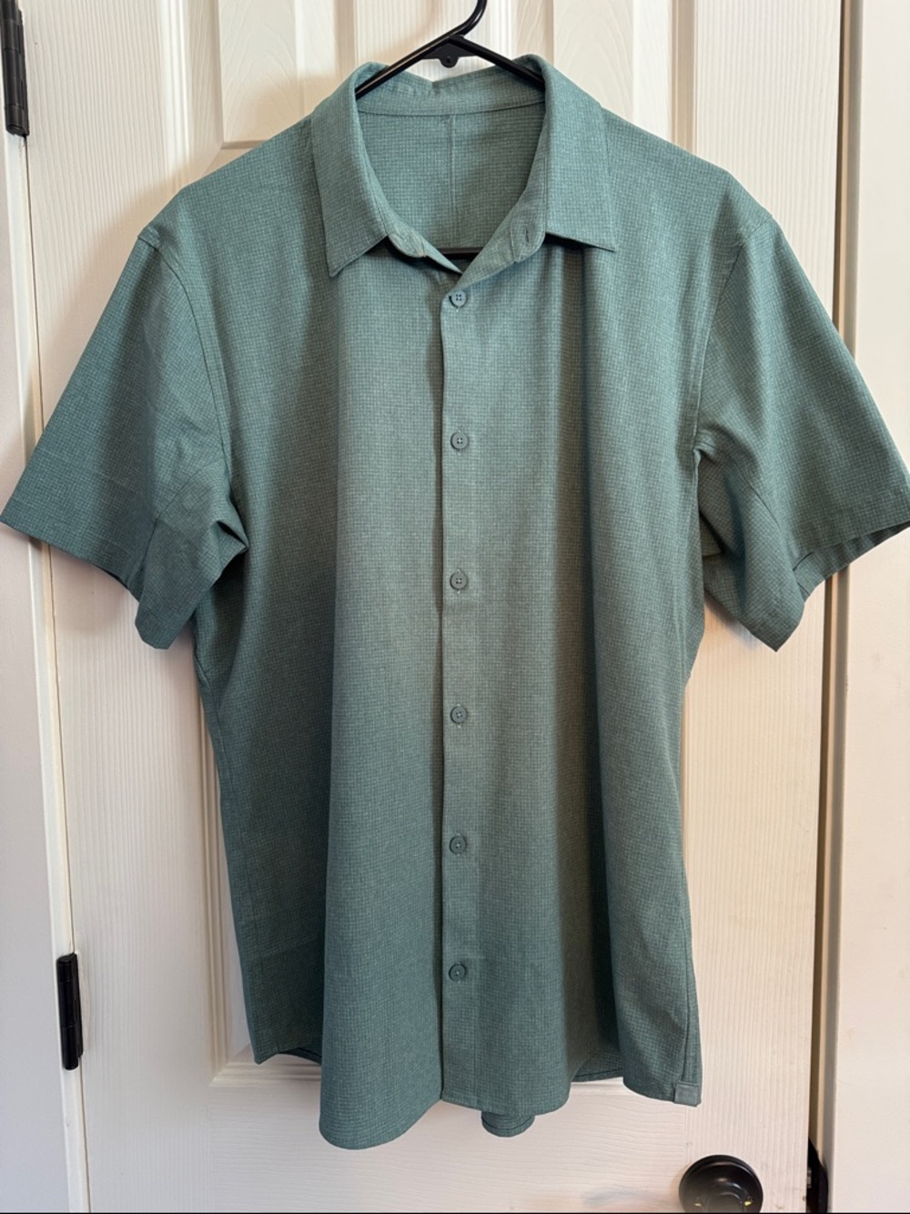 Men’s Lululemon ABC “Live in Practice” short sleeved button up shirt size M